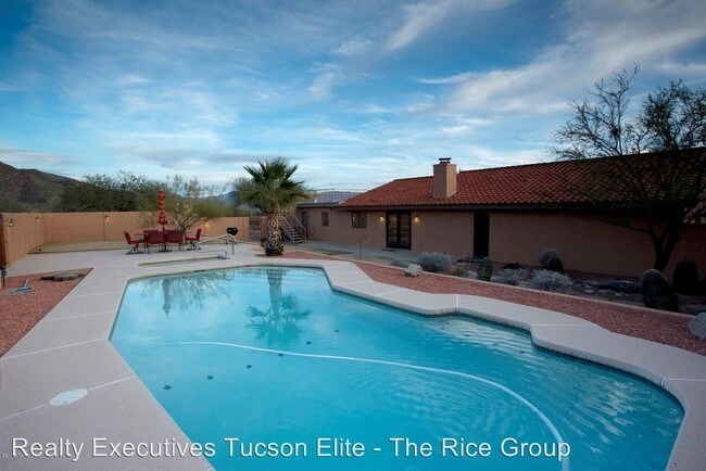 Building Photo - 6010 N Via Tres Patos