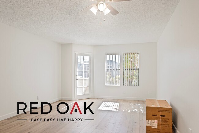 Foto del edificio - ~1 Month FREE~ Lovely Two Bedroom with Loa...