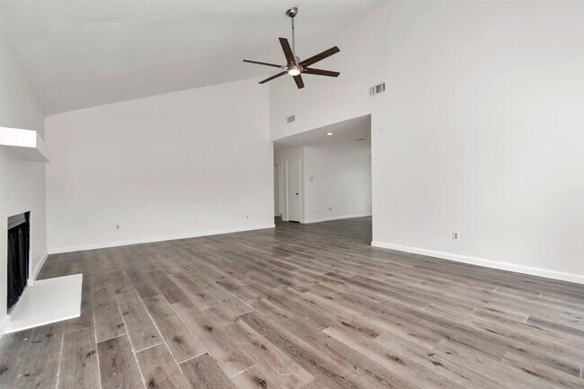 Foto del edificio - 6423 Coachwood Dr