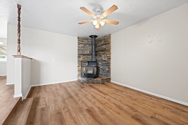 Building Photo - 306 W Maple Ave