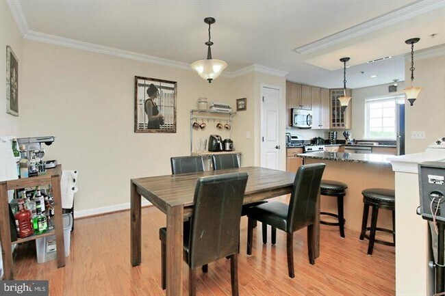 Foto del edificio - Spacious top floor 2 bedroom, 2 bath condo...