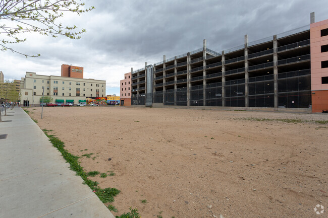 Building Photo - Downtowner