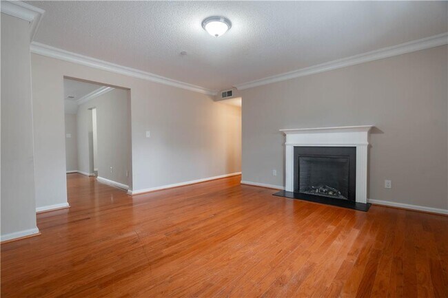 Foto del edificio - 295 Winding River Dr