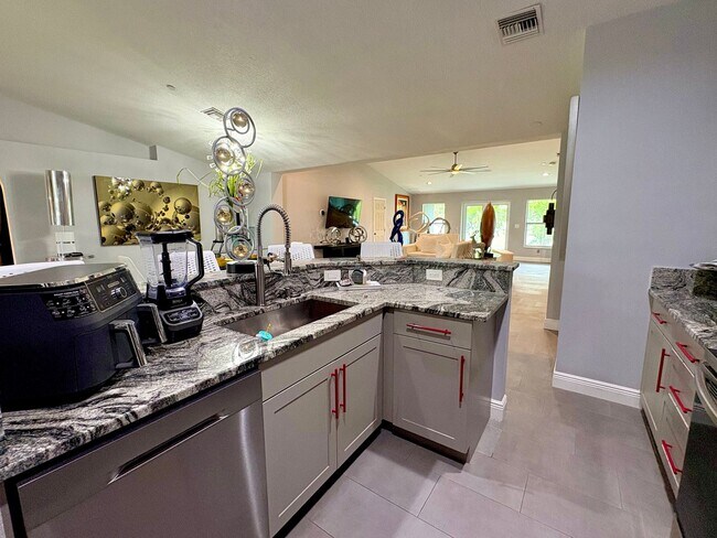 Foto del edificio - Spacious updated 4/2/2 Home Centrally Located in PSL!