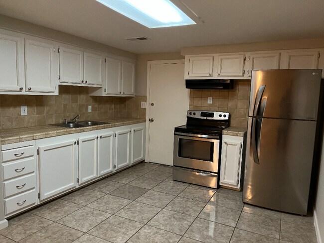 Building Photo - 881 Casselman Dr