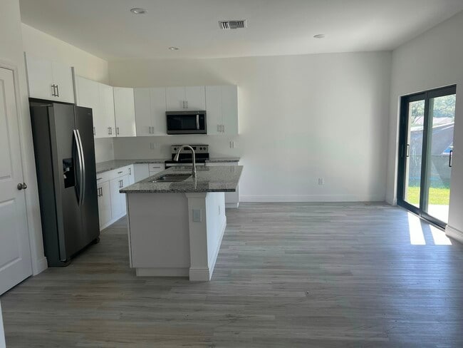 Building Photo - 8020 Royal Circle