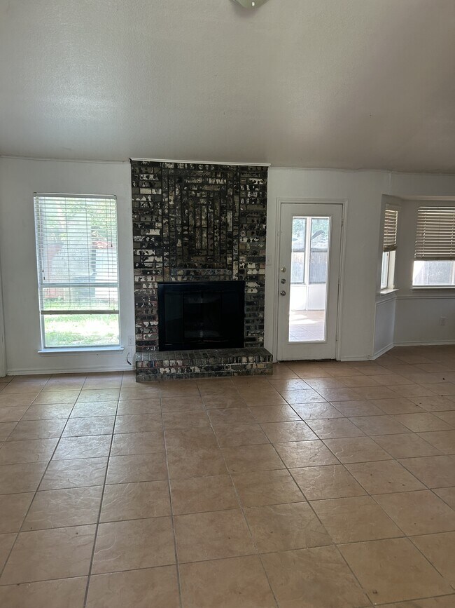 Building Photo - 5417 Trailview Dr