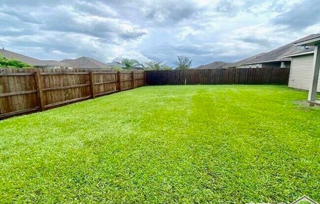 Large fenced in backyard - 42378 Cedarstone Ave