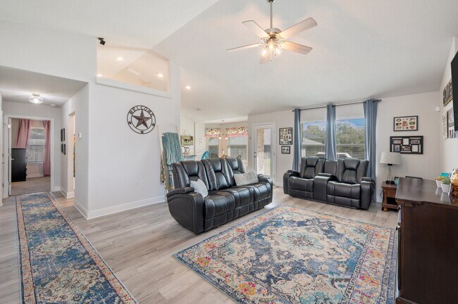 Building Photo - 5771 Dogwood Dr E