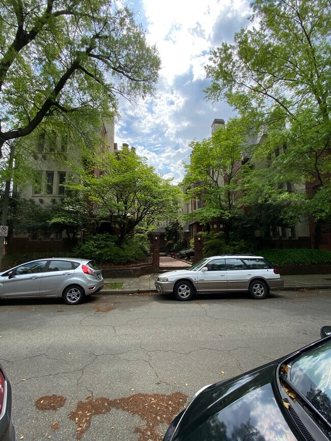 Building Photo - 605 N Davis Ave