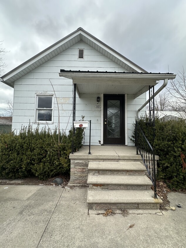 Primary Photo - 117 Grove St