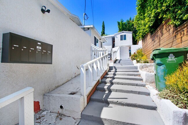 Building Photo - 2641 Riverside Terrace