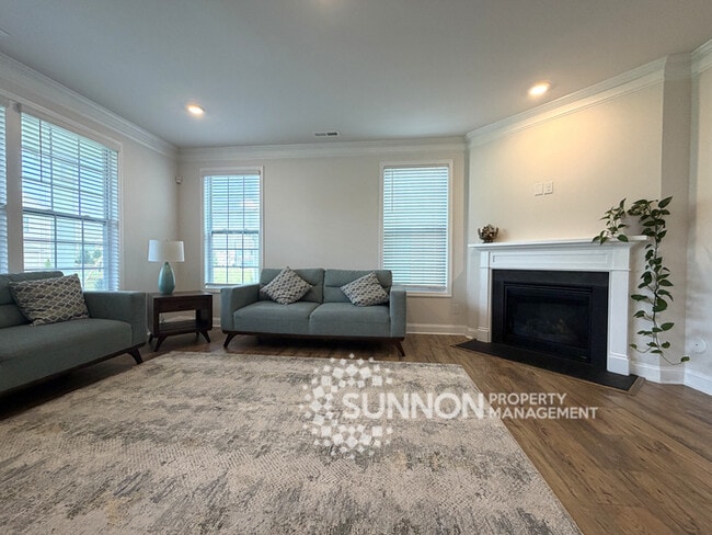 Building Photo - 5 Bed 4.5 Bath with Huge Bonus