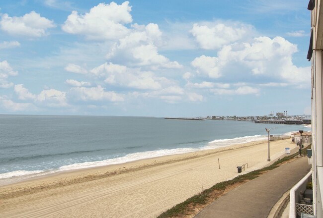 Building Photo - Beach Front Beauty: 1 bed 1 bath with Ocea...