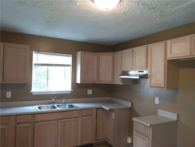 Building Photo - 2855 N Gladstone Ave