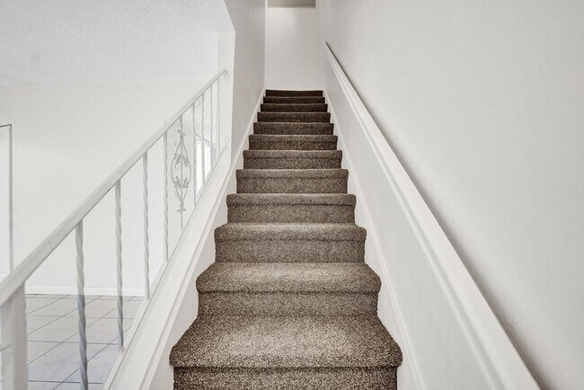 Foto del edificio - 3 BR / 3 BA + Patio + Parking AVAIL 8/1