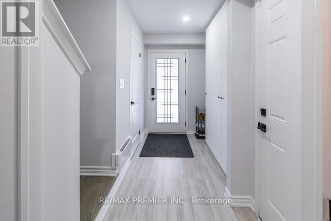 Building Photo - 1545 Gainer Cres