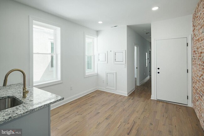 Building Photo - 2122 N Woodstock St