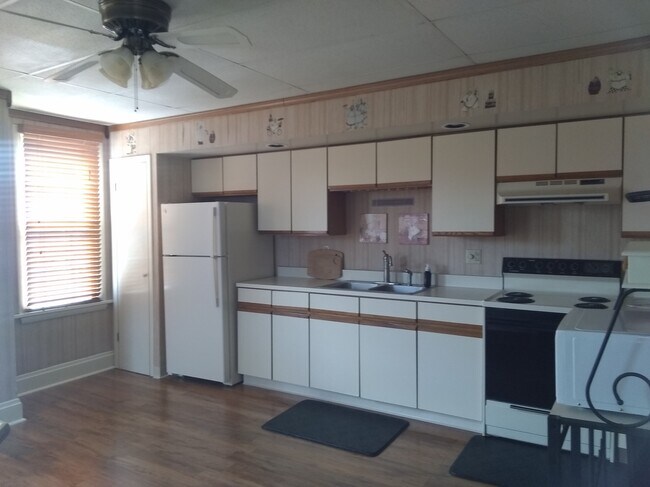 wooden blinds / vinyl flooring - 313 Unity Way