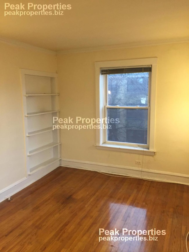 Building Photo - One Bedroom in Quiet Part of South Lakeview