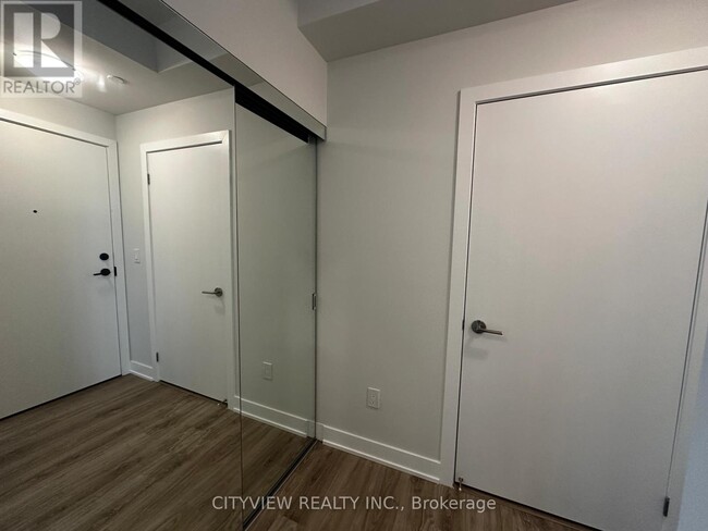 Photo du bâtiment - 430-3430 Square One Dr