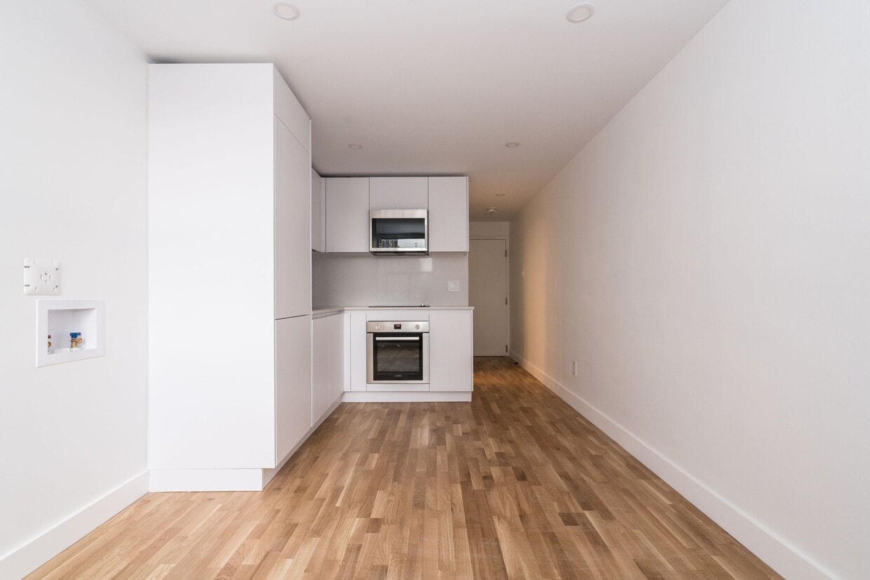 Primary Photo - 798 Richmond Street West