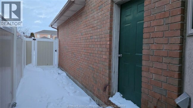 Building Photo - 135 WINCLARE Dr