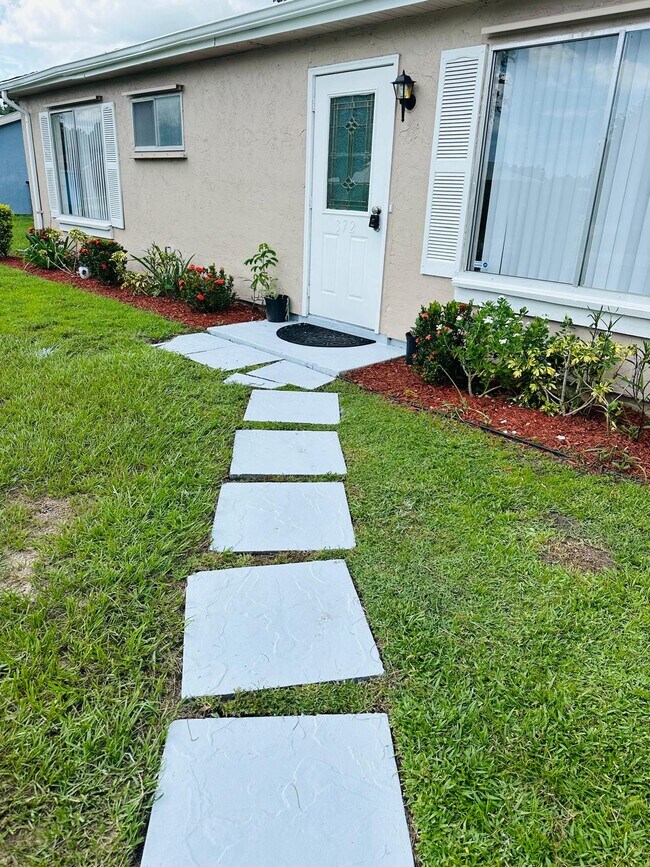 Building Photo - 372 SW Belmont Cir