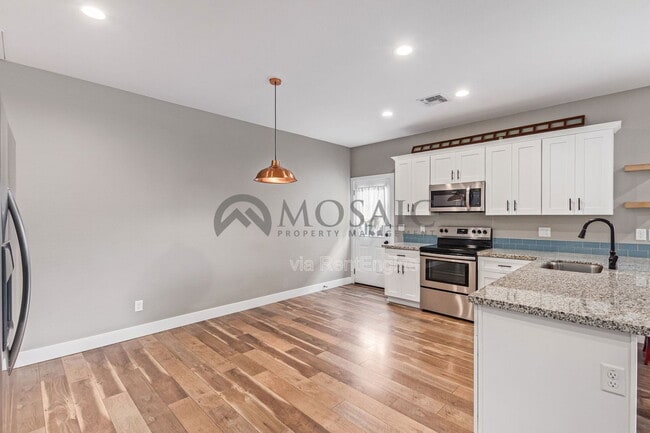 Building Photo - 5009 S 11th Pl