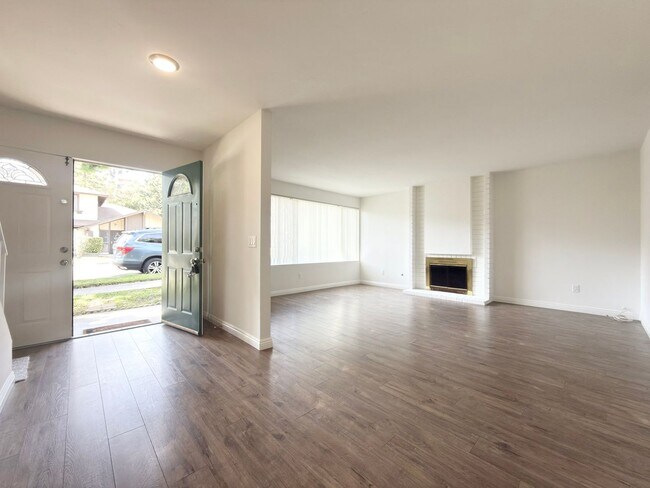 Foto del edificio - Spacious Townhome in Fire Mtn. w/ Attached Garage!