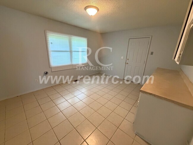 Building Photo - 803 Skyline-