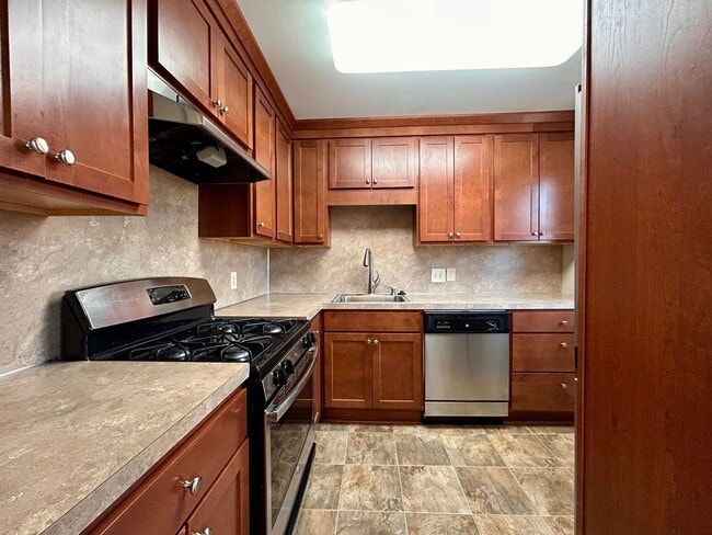 Building Photo - Cresent NE Apartments