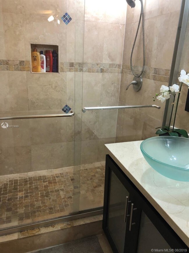 Foto del edificio - 2415 W 67th Pl