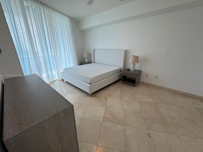 Foto del edificio - 18101 Collins Ave