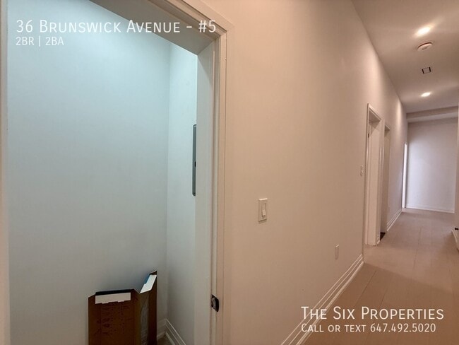 Building Photo - Brand New 2 Bedroom Top Floor Apartment in the Heart of Downtown