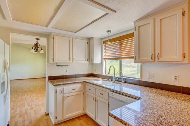 Foto del edificio - Beautiful Westside Oak Harbor Home Near Sunset Beach – 3 Bed + Bonus Room