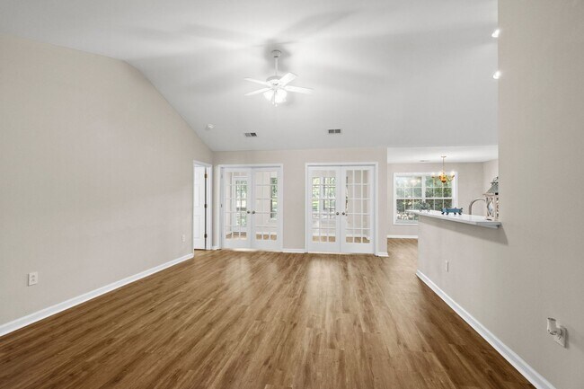Building Photo - 4 Bed / 2 Bath Single Family Home for Rent...