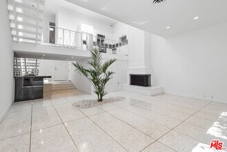 Building Photo - 764 N Doheny Dr