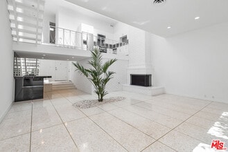 Building Photo - 764 N Doheny Dr