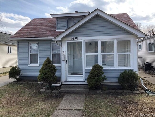 Building Photo - Charming 3-Bedroom Home with Private Yard in a Prime Location!