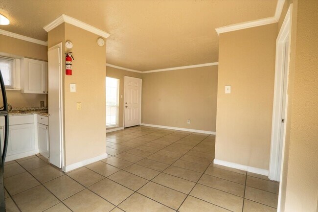 Foto del edificio - 3045 Golfcrest Blvd