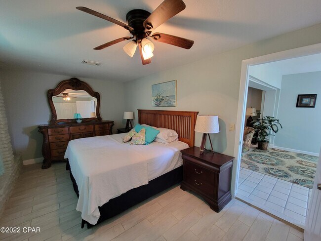 Foto del edificio - 5818 Hilltop Ave