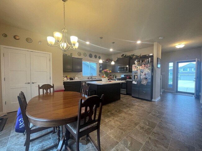 Building Photo - Bellevue Home For Rent!