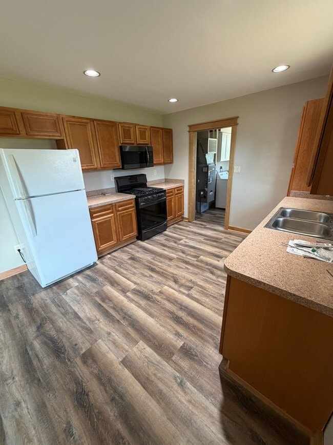 Building Photo - AVAILABLE Immediately - 2 Bedroom, 1 Bath Huge Yard