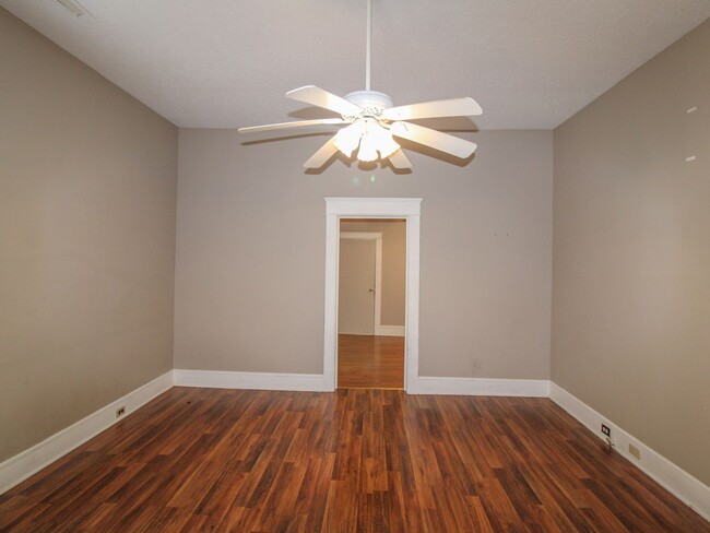 Building Photo - Move in Ready! Close to downtown Athens!