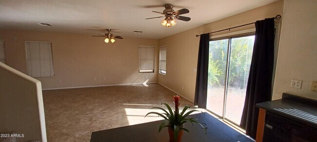 Foto del edificio - 8199 W Carol Ave