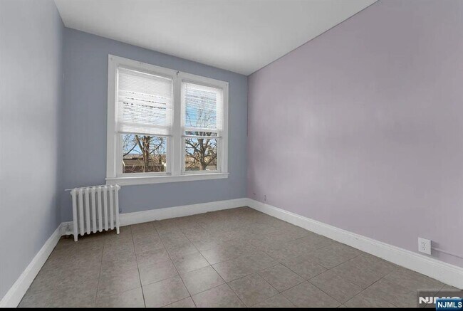 Foto del edificio - 327 Columbia Ave
