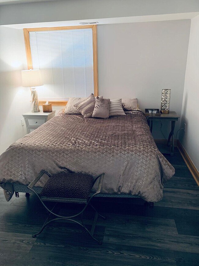 furnished bedroom - 1110 16th St NE
