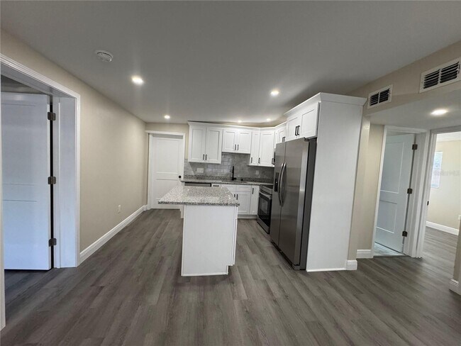Foto del edificio - 7039 Lenox Dr