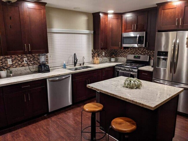 Foto del edificio - 2126 Shoreview Pl
